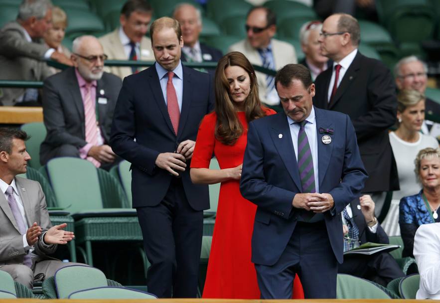 Parterre de roi a Wimbledon. L&#39;arrivo del principe William e la moglie Catherine, duchessa di Cambridge (REUTERS)